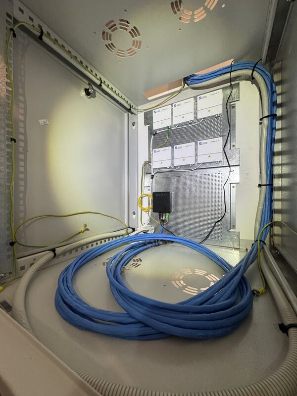 Netzwerkschrank, fertig verkabelt