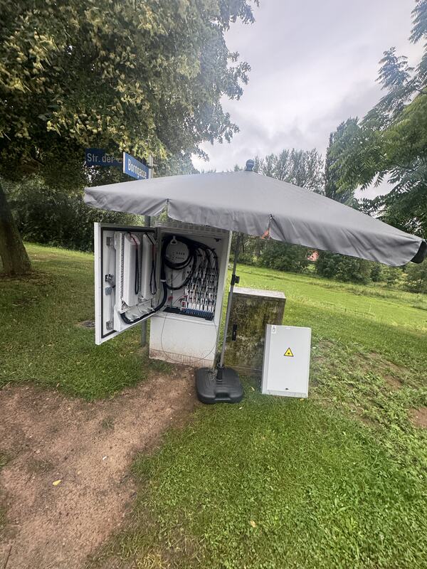 Spleißarbeiten am Straßenverteiler